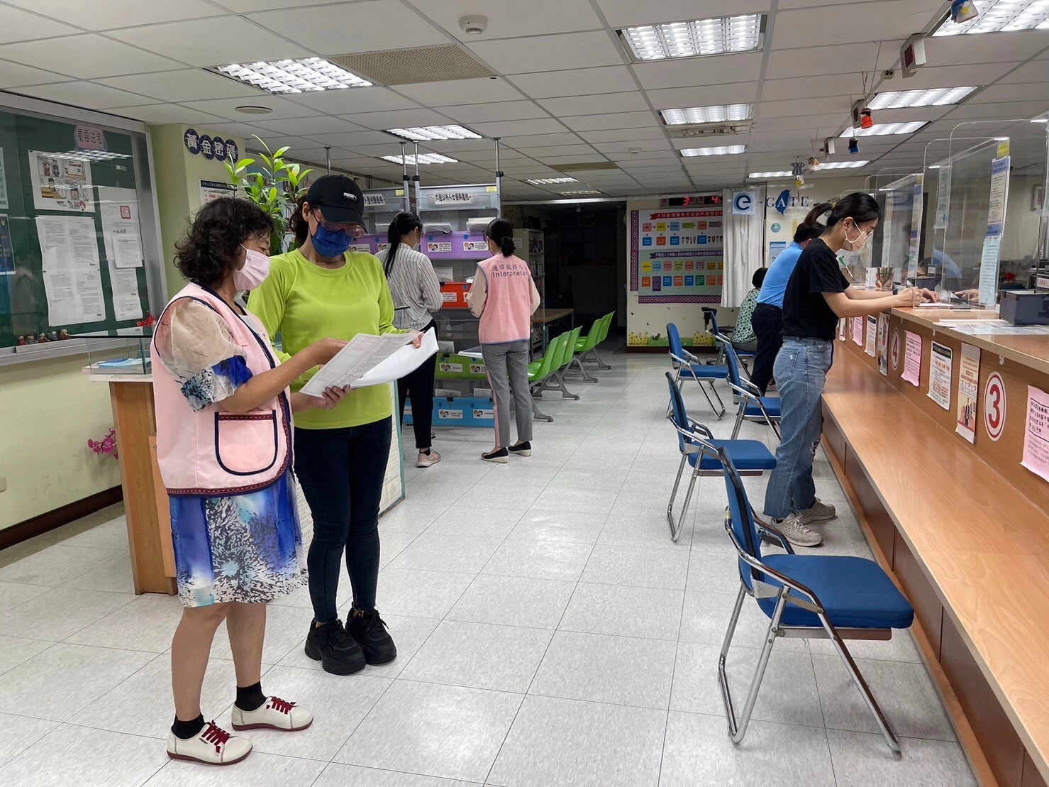 移民署志工及同仁親切且熱心服務申請人