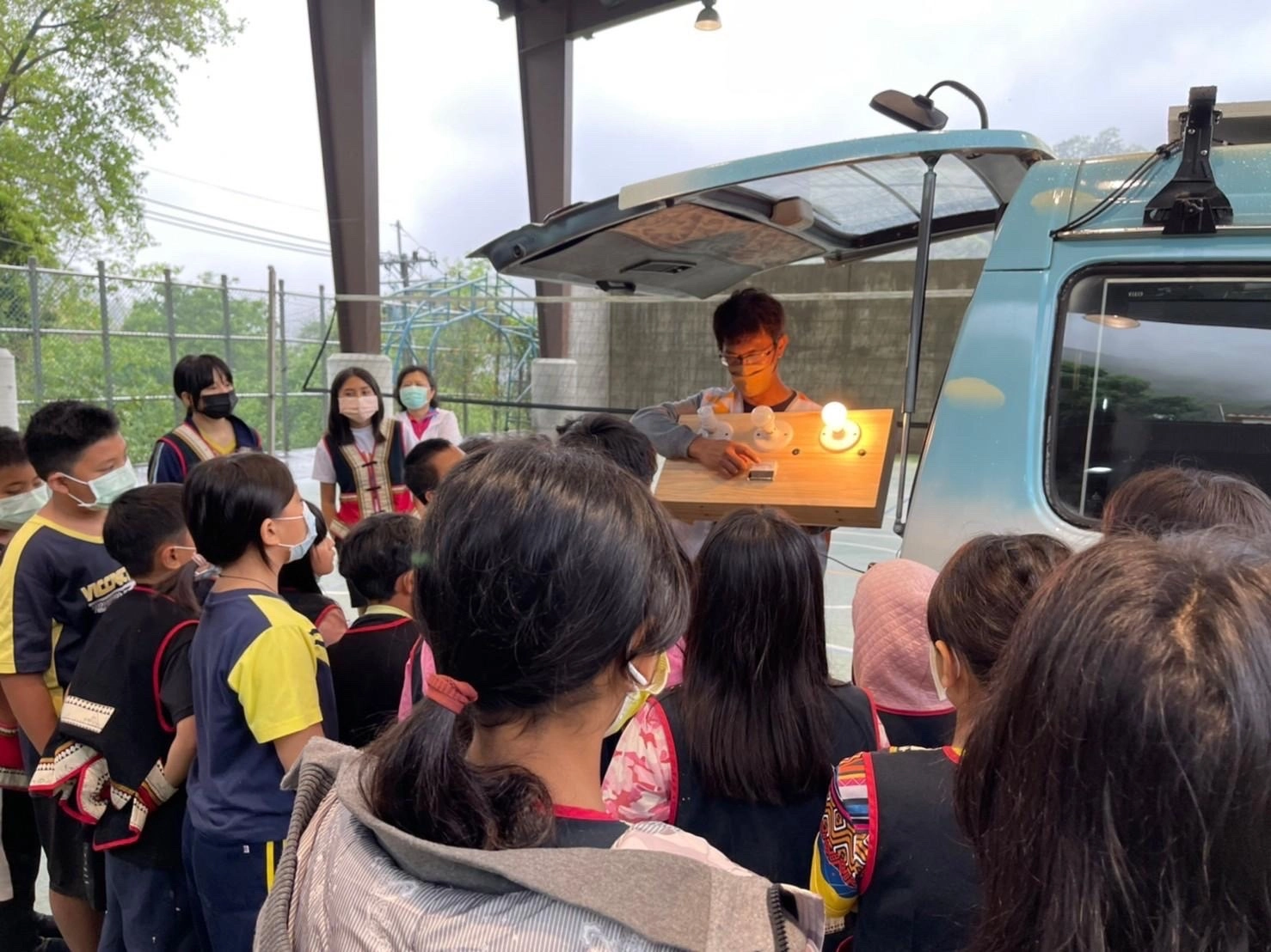 透過「IKEA點亮偏鄉希望」，展望會協助弱勢家庭更換耗能設備、推動節能與防減災知識宣導。