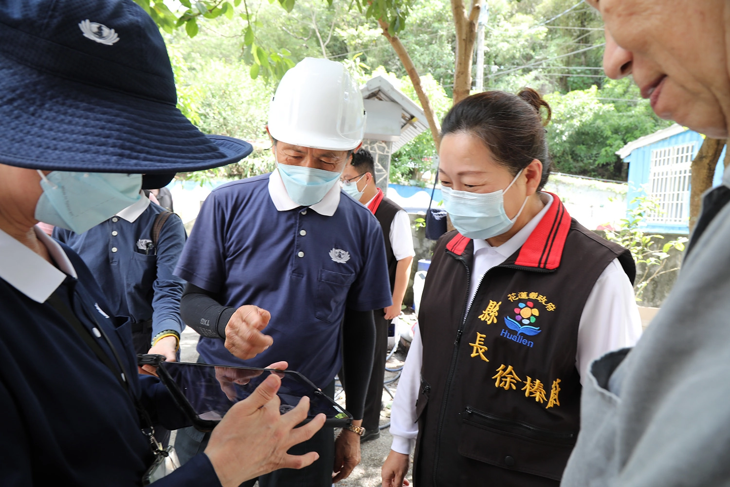 志工向花蓮縣長徐榛蔚說明魏爺爺家修繕工作進度。照片攝於10月7日。(攝影：楊凱誠)