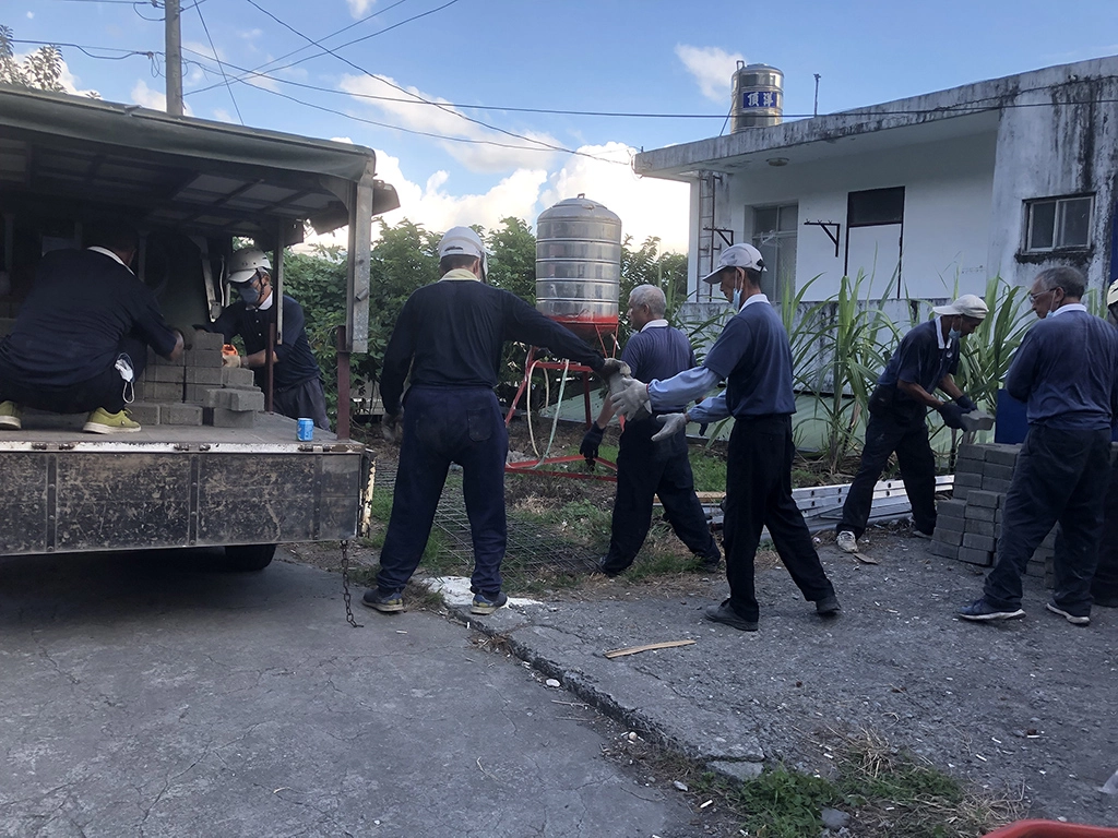 慈濟修繕志工開著小貨車前往郊區、山區為民眾修繕，帶來守護家園的安心力量。