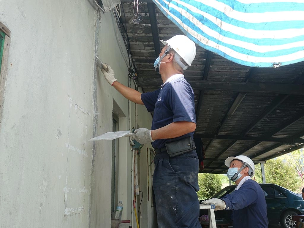 慈濟志工為玉里鎮長良里林奶奶家修補圍牆。