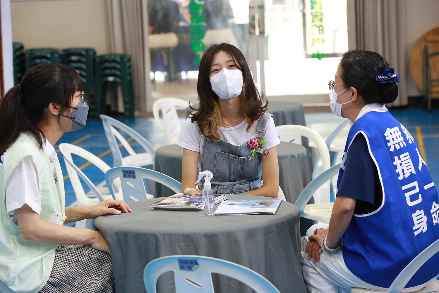 就讀醫學大學公衛系的陳同學(中)，把握因緣加入救人一命行列。