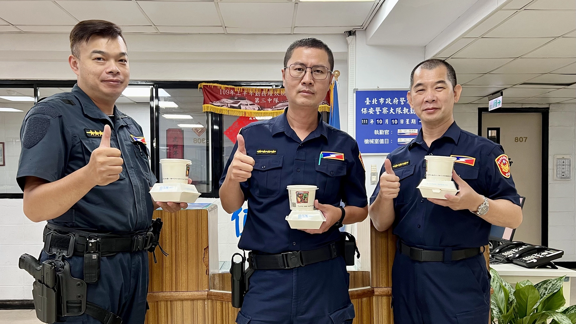 佛光山泰山禪淨中心特別致贈熱食，為守護在第一線的人民保母帶來關懷，讓保大員警既暖心又暖胃。
