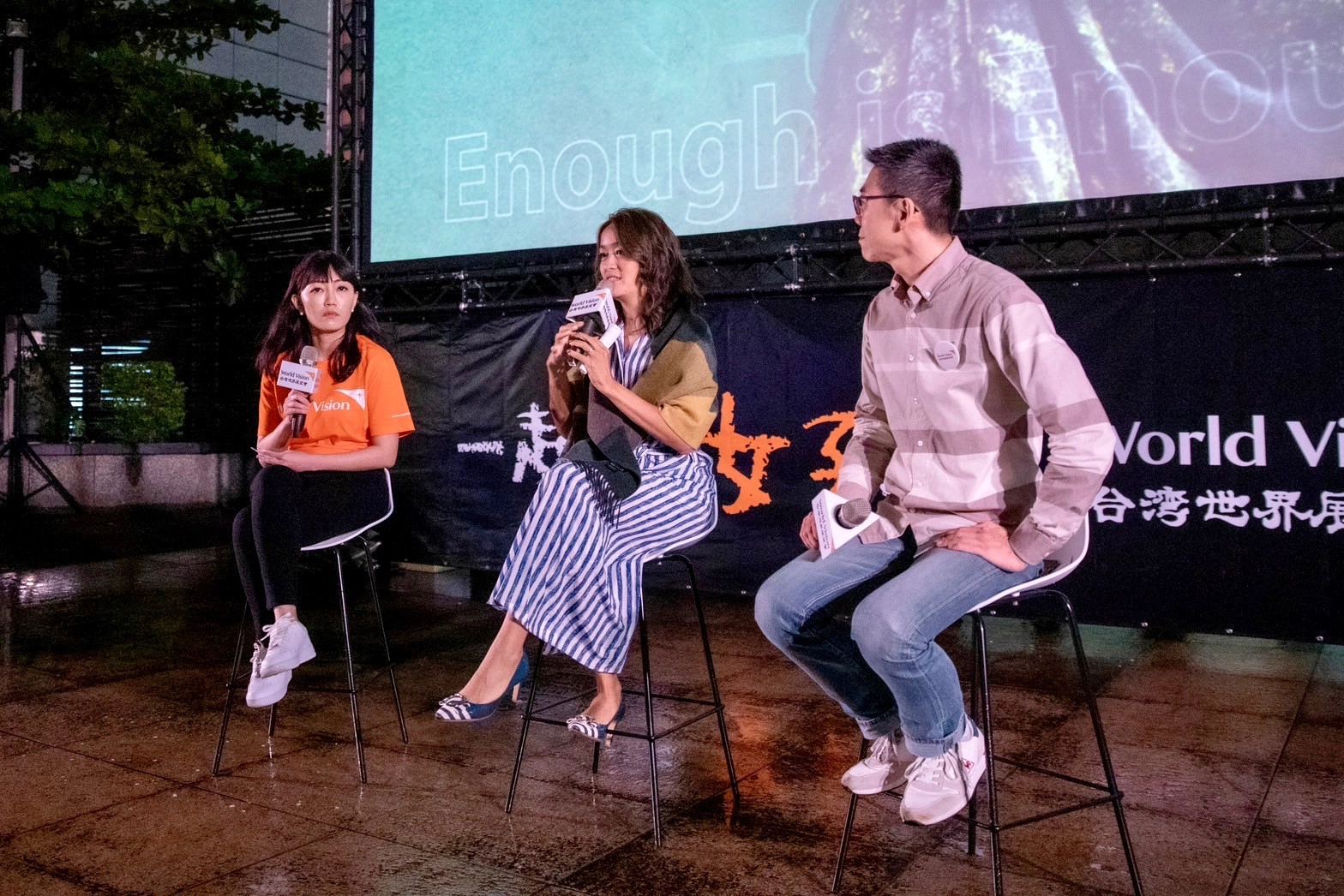 關注國際及女性議題的podcaster【百靈果】凱莉(右2)也無畏風雨出席，更於映後與展望會國際事工處主任吳正吉(右1)和觀眾面對面交流