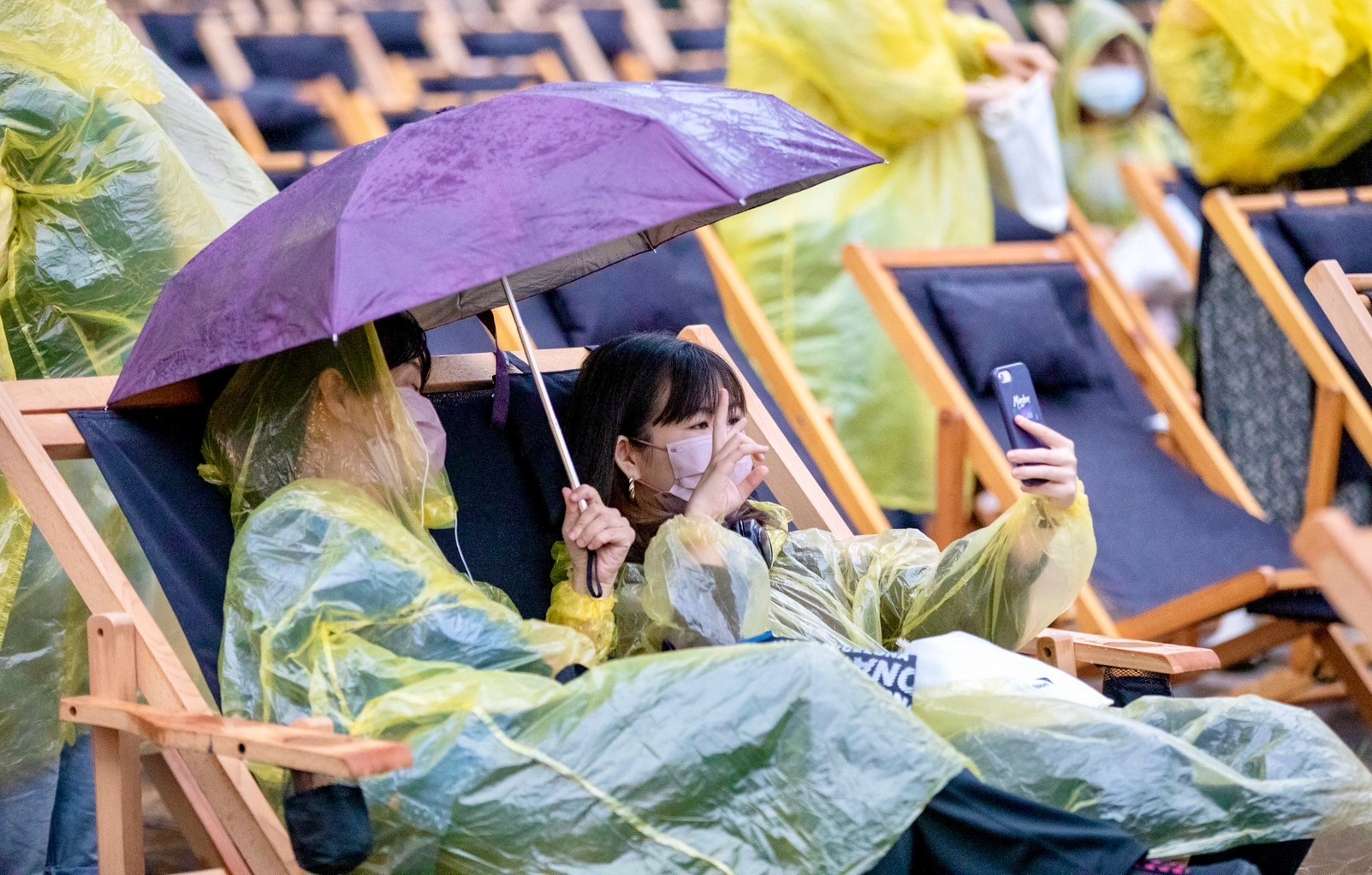 10月8日台北首場，近200位觀眾風雨無阻，相偕親友、情侶或夫妻穿著雨衣觀影應援女孩權益