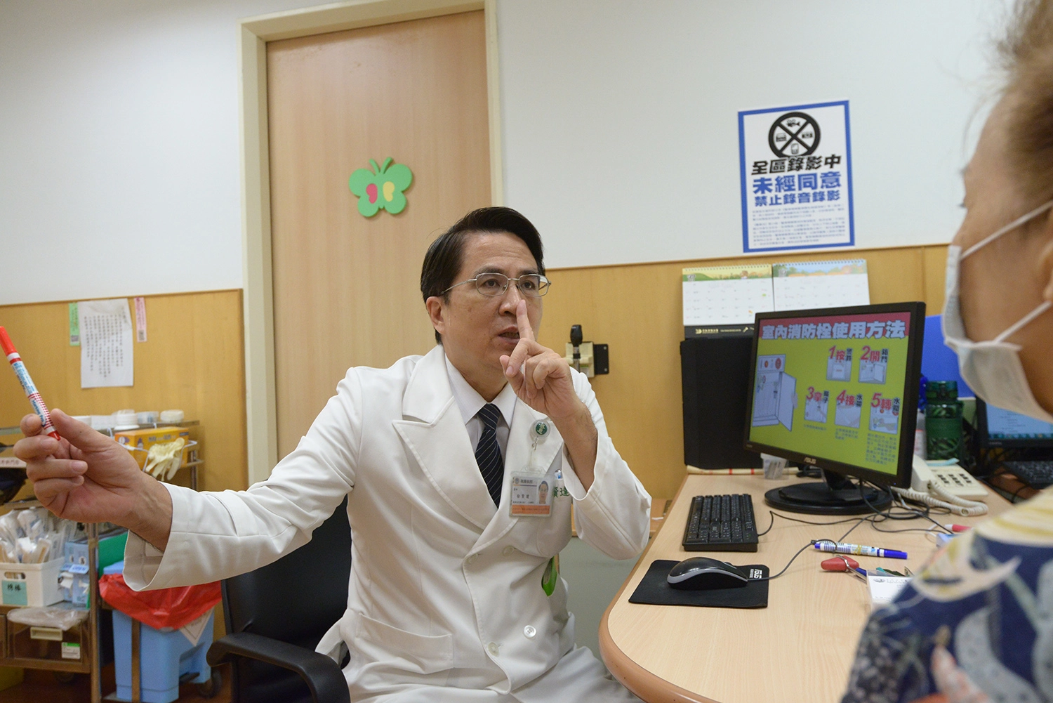 徐賢達主任進行術後視野恢復評估。