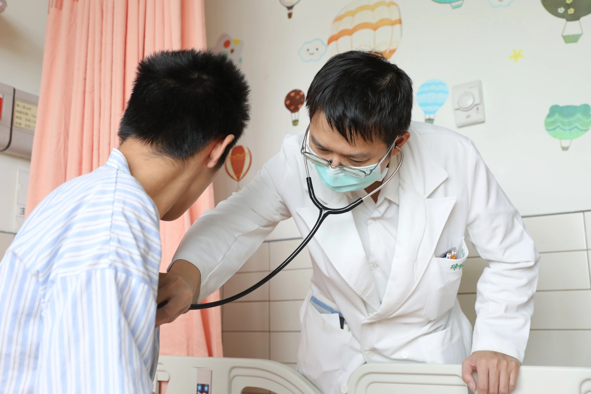 陳明群醫師表示，針對小宇急性腎損傷和避免肺部呼吸功能惡化的治療方法，是相互衝突的，需謹慎拿捏病患補充的輸液量多寡。