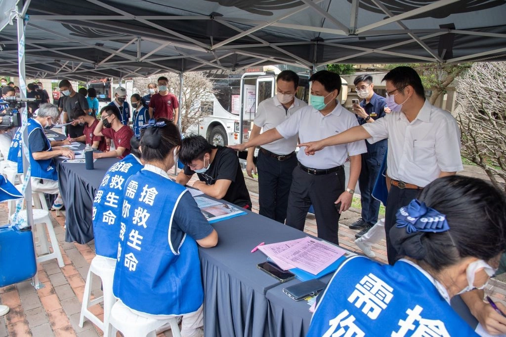 中央警察大學校長陳檡文（右二），今天也到場感恩志工及鼓勵同學響應驗血活動。