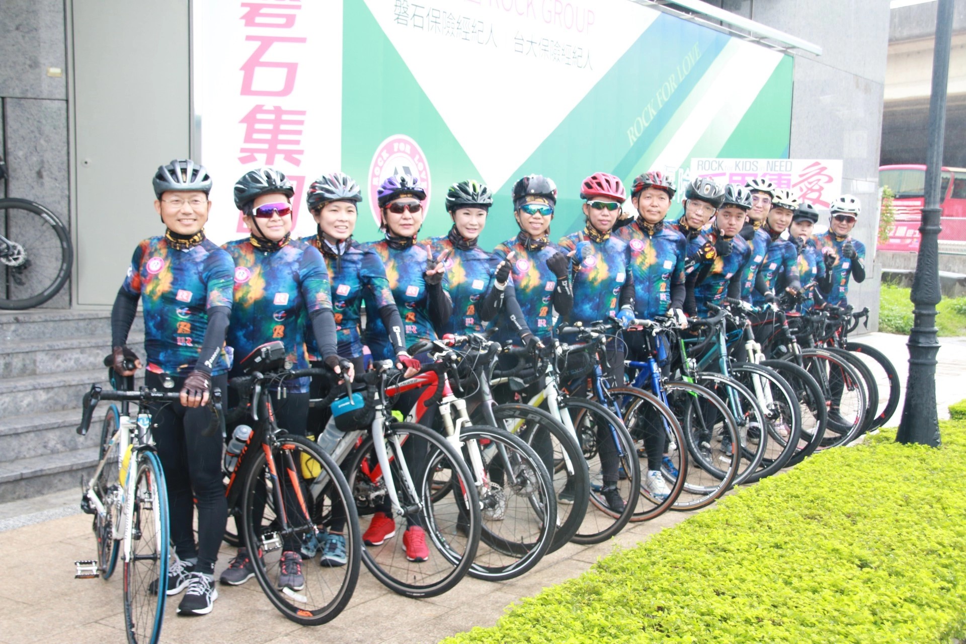 磐石集團14位傳愛騎士，透過為期九天的環島之旅，以行動力挺偏鄉學童。