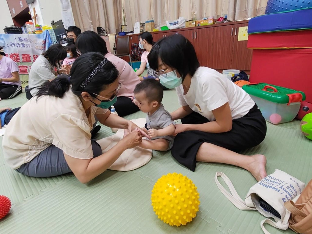 家長和幼兒一起享受親子按摩時光。