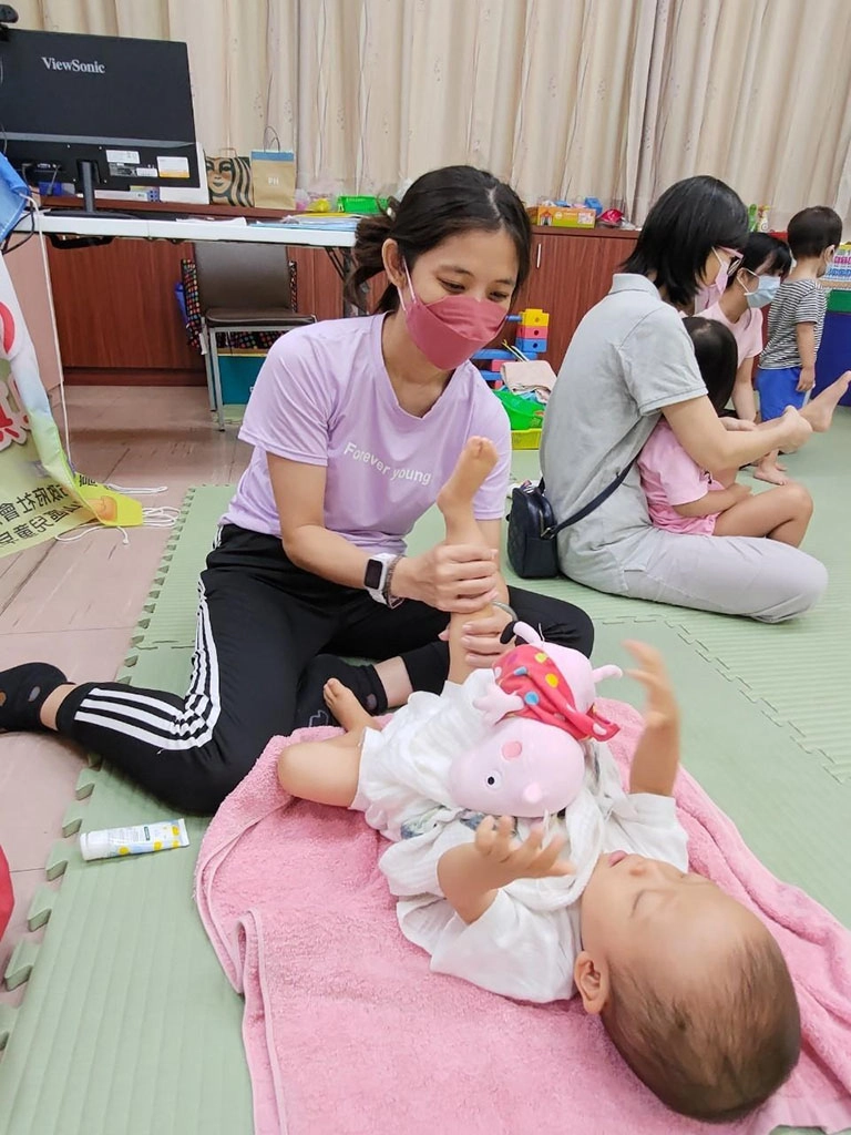 仁武早療據點幼兒親子按摩講座吸引家長報名參加。