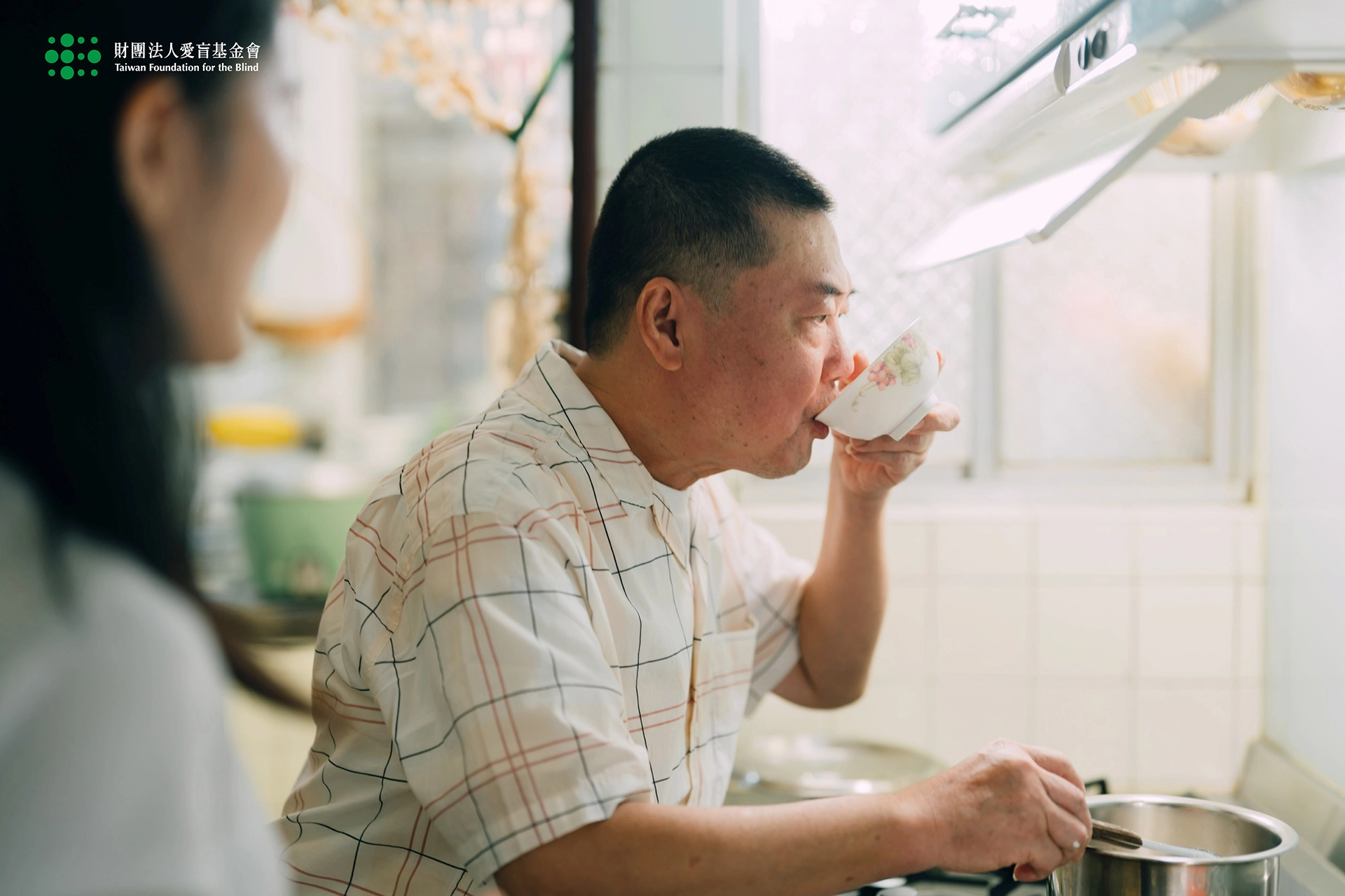 述銘大哥失明後從職場回歸家庭，重新學做料理，女兒最愛吃他親手做的酒釀湯圓