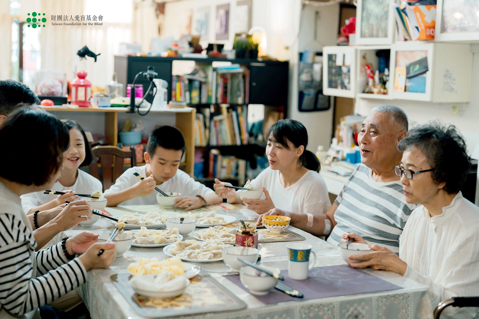左伯伯失明後重新學習做料理，全家最期待他親手包的水餃，格外美味。