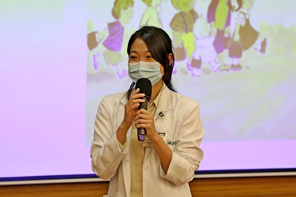 婦產部李佩蓁醫師表示，媽媽們最擔心的妊娠紋一般會在產後六個月後自然減退和消失，只要注意孕期注意體重控制，適度做運動伸展和皮膚保濕按摩，就可以有效減緩症狀。