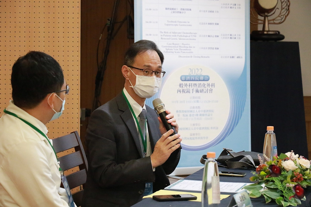 臺灣內視鏡外科醫學會理事長魏柏立（右）應邀出席擔任座長。