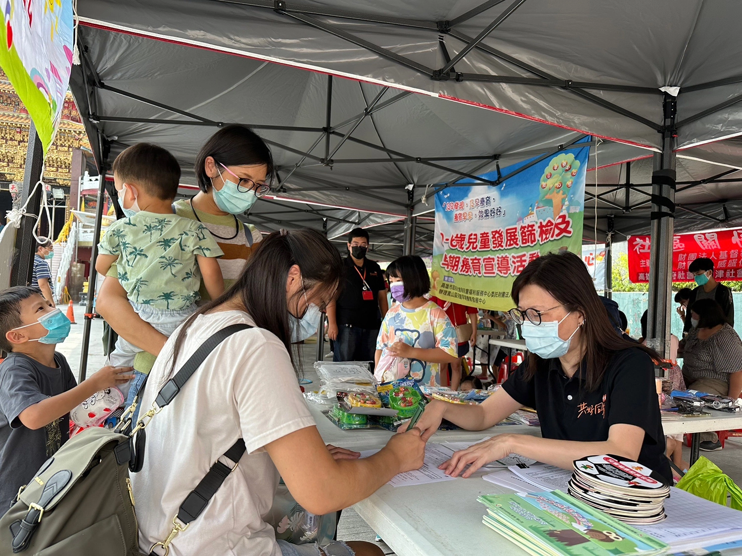 民眾參與踴躍，家長帶著孩子一起參加。