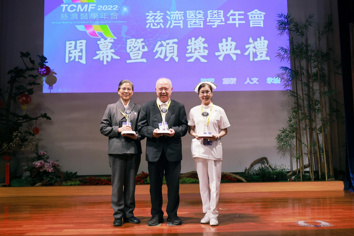 開幕儀式頒發醫療典範獎，得獎者由左至右分別為：大林慈濟醫院清修士黃靜力師姊、大林慈濟醫院失智症中心主任曹汶龍、慈濟醫療財團法人護理主任委員章淑娟。