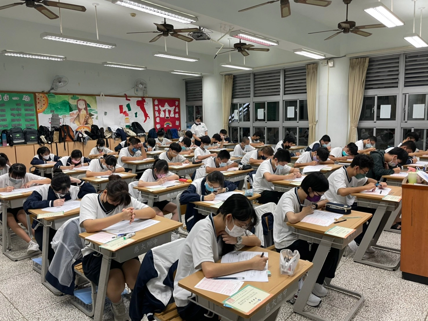 慈中六個科學班導師鼓勵全班學生參加更生盃數學競賽。