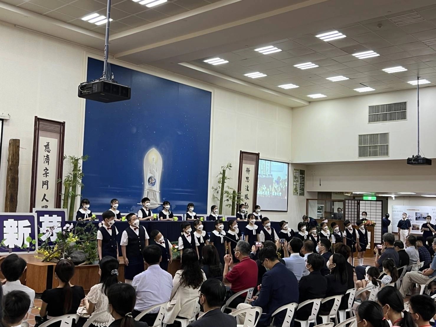 高雄慈濟兒童合唱團表演為新芽頒獎典禮表演。