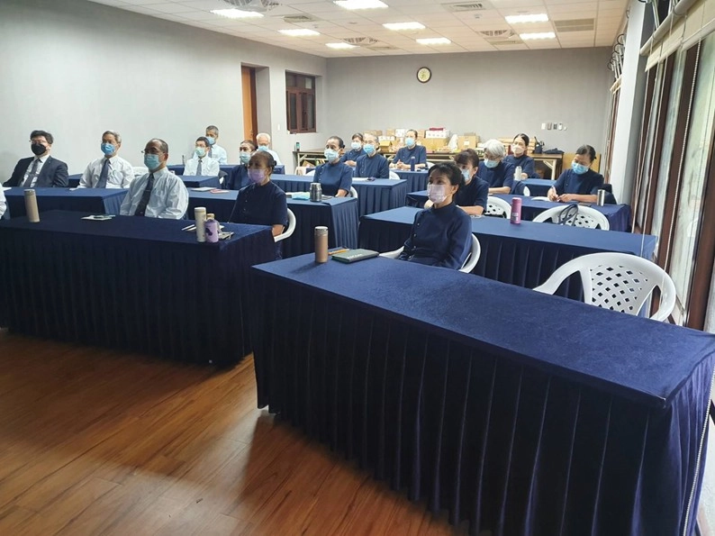 內湖區關懷小組志工不到八點，即簽到就位，認真聆聽課程。