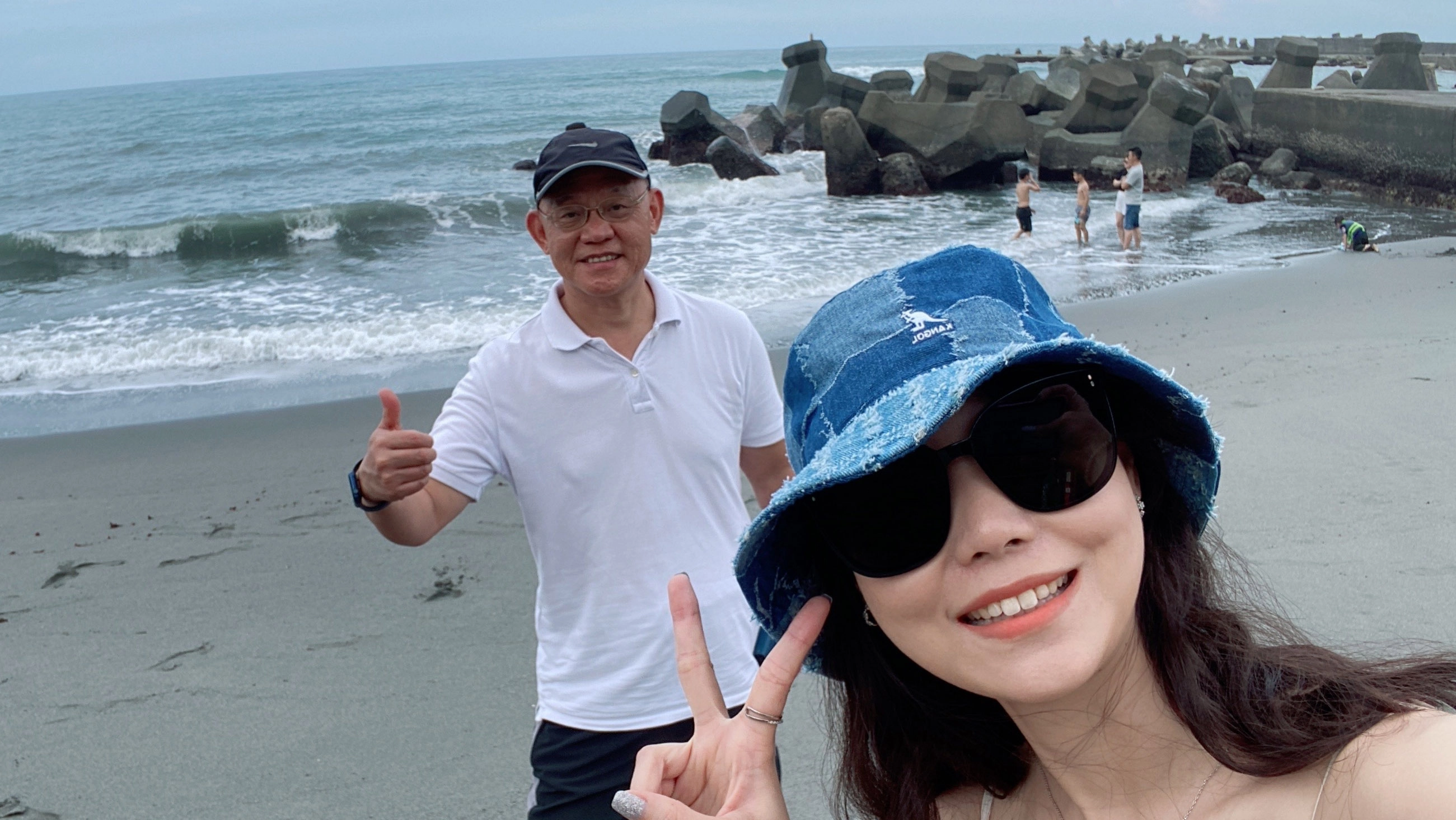 黃珮瑜（右）跟爸爸黃啟忠(左)在康復後開心出遊，找回健康就像重回陽光裡一樣開朗溫馨。