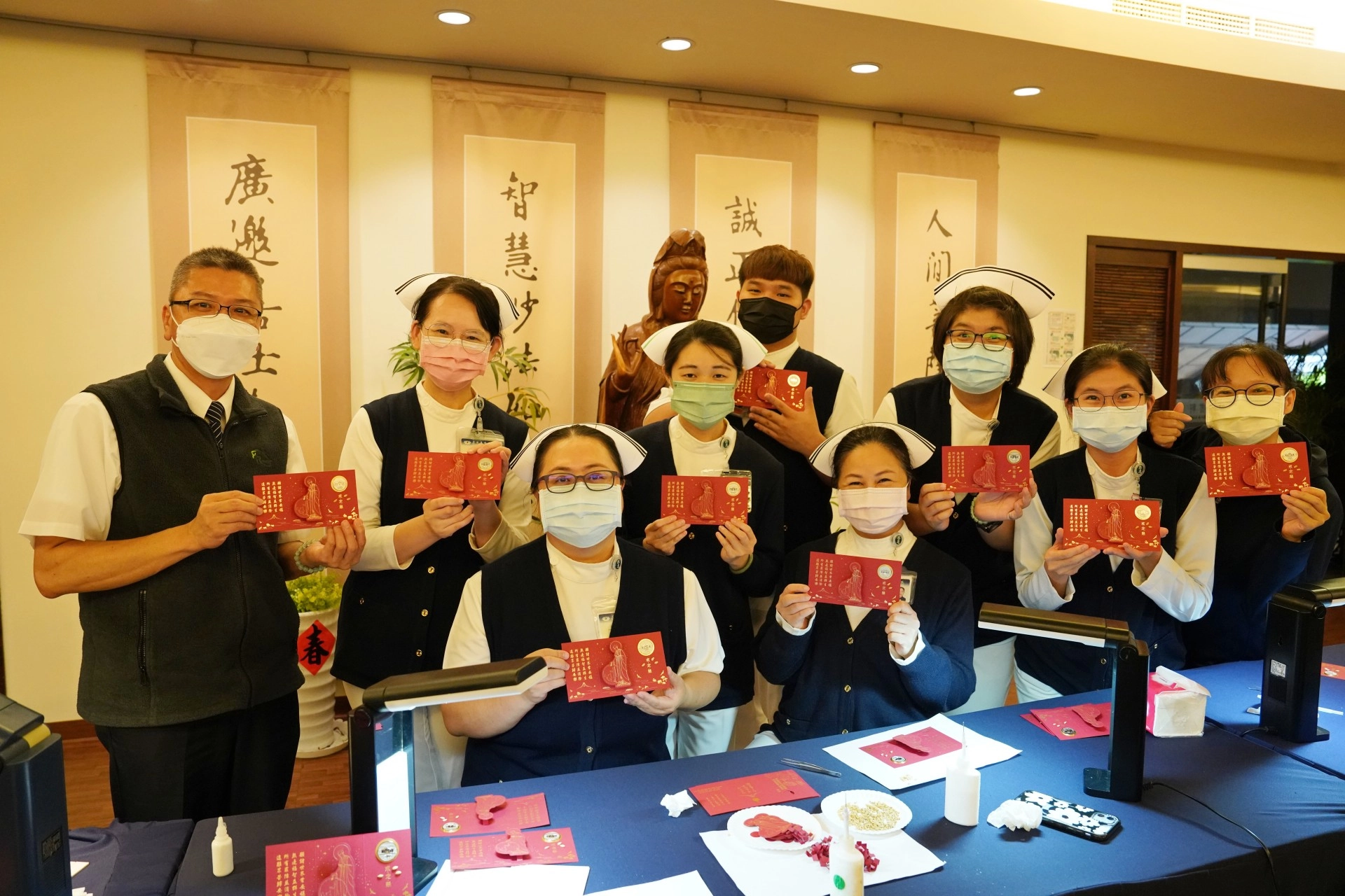 護理部與人文室皆參加福慧紅包製作，希望給花蓮鄉親滿滿的祝福。