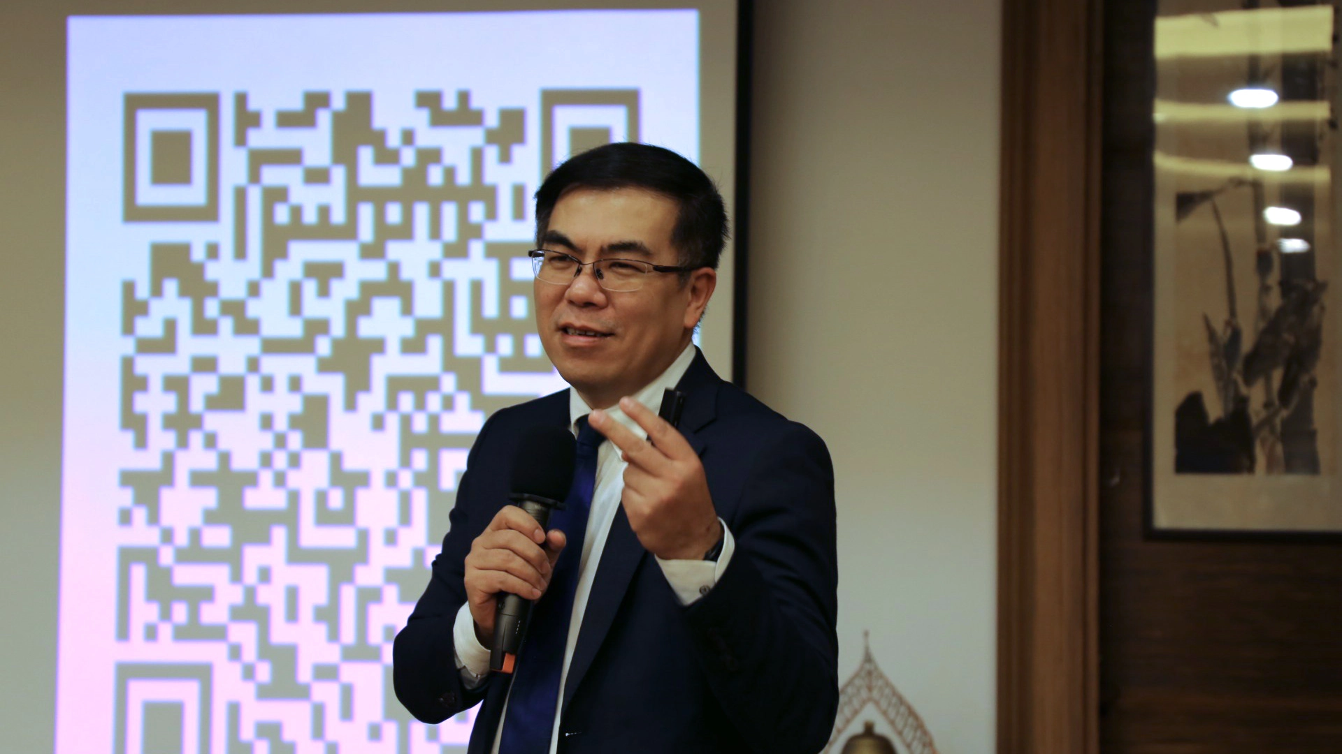 臺灣氣候聯盟秘書長彭啟明十月二十日在花蓮慈濟醫院全院學術演講，以「極端氣候下的醫療機構的因應作為」為題分享他多年來的觀察氣候變遷心得。