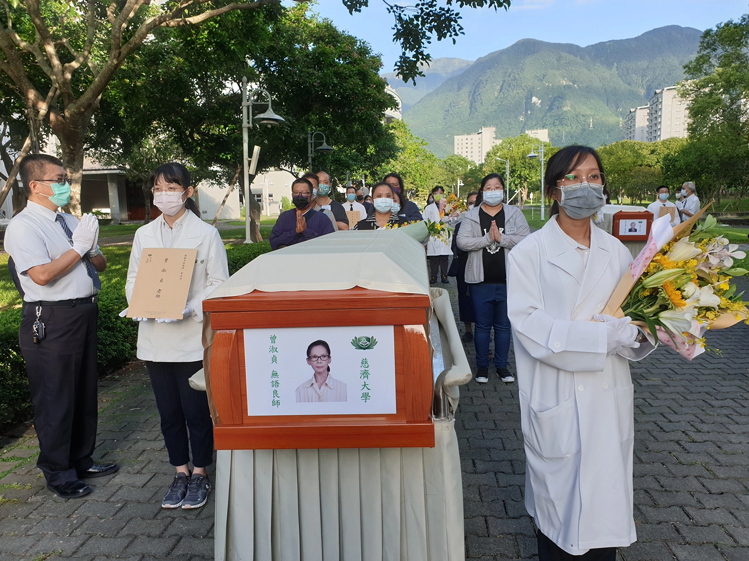 「謝謝老師大愛，讓我們學習未來如何照顧其他人。」台北慈濟醫院耳鼻喉科住院醫師吳姳萱表示今天的感覺就像是送自己家人，心裡也很不捨。