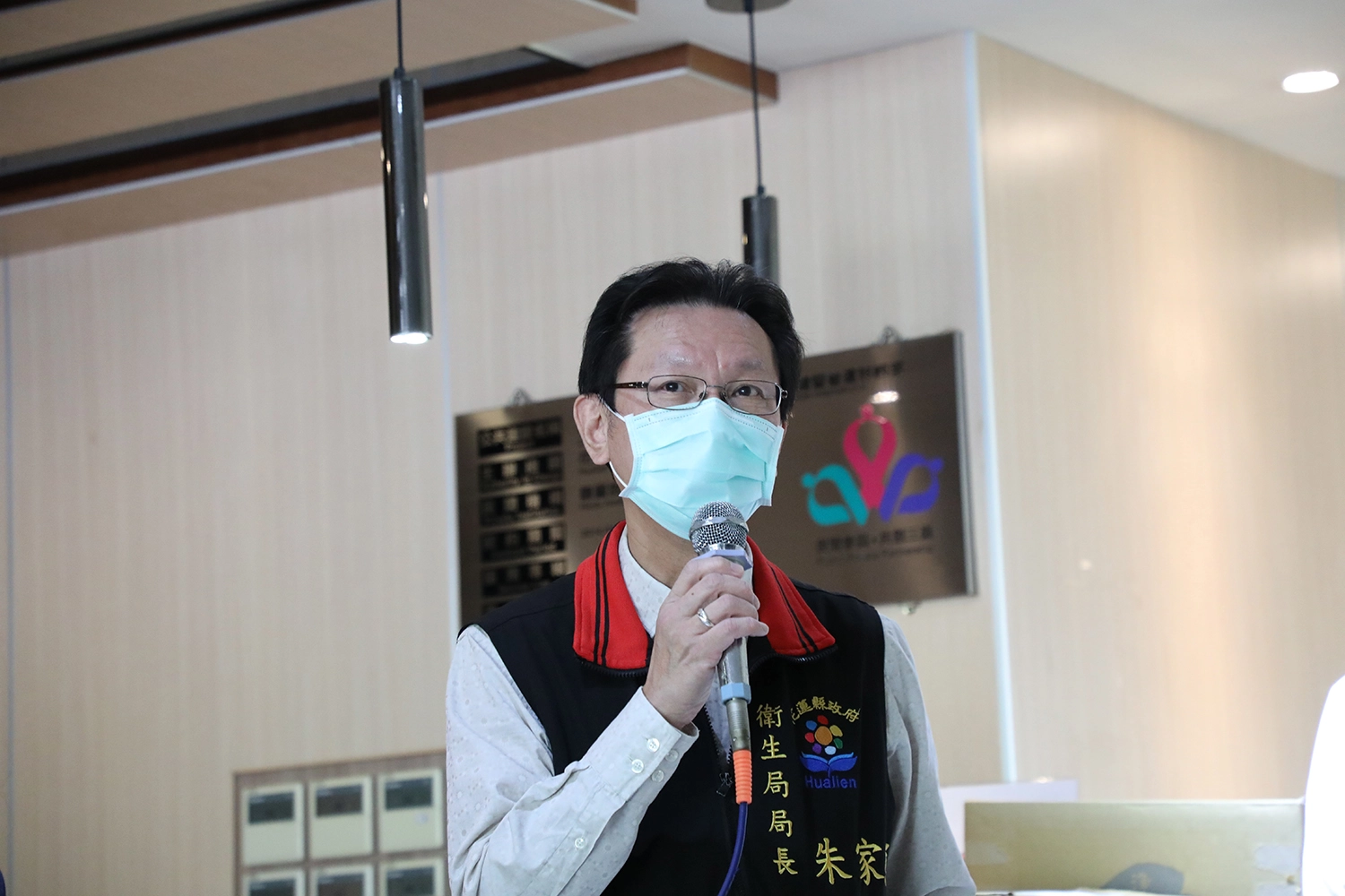花蓮縣衛生局長朱家祥非常感恩在尚未收到經費挹注之下，這半年來，防疫旅館及花蓮慈院同仁對確診者的悉心照顧，在花蓮縣防疫工作承擔起非常重要且有價值的任務。