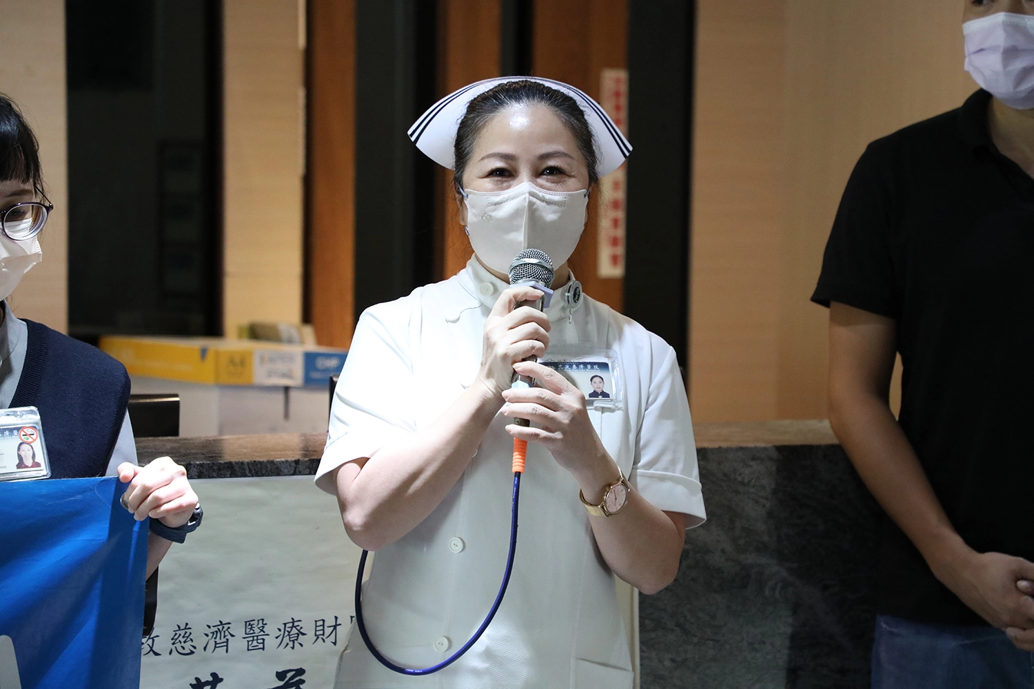 護理部主任鍾惠君指出，支援加強型防疫旅館的護理師都有不同的專長，所提供的照顧服務更是人盡其才。