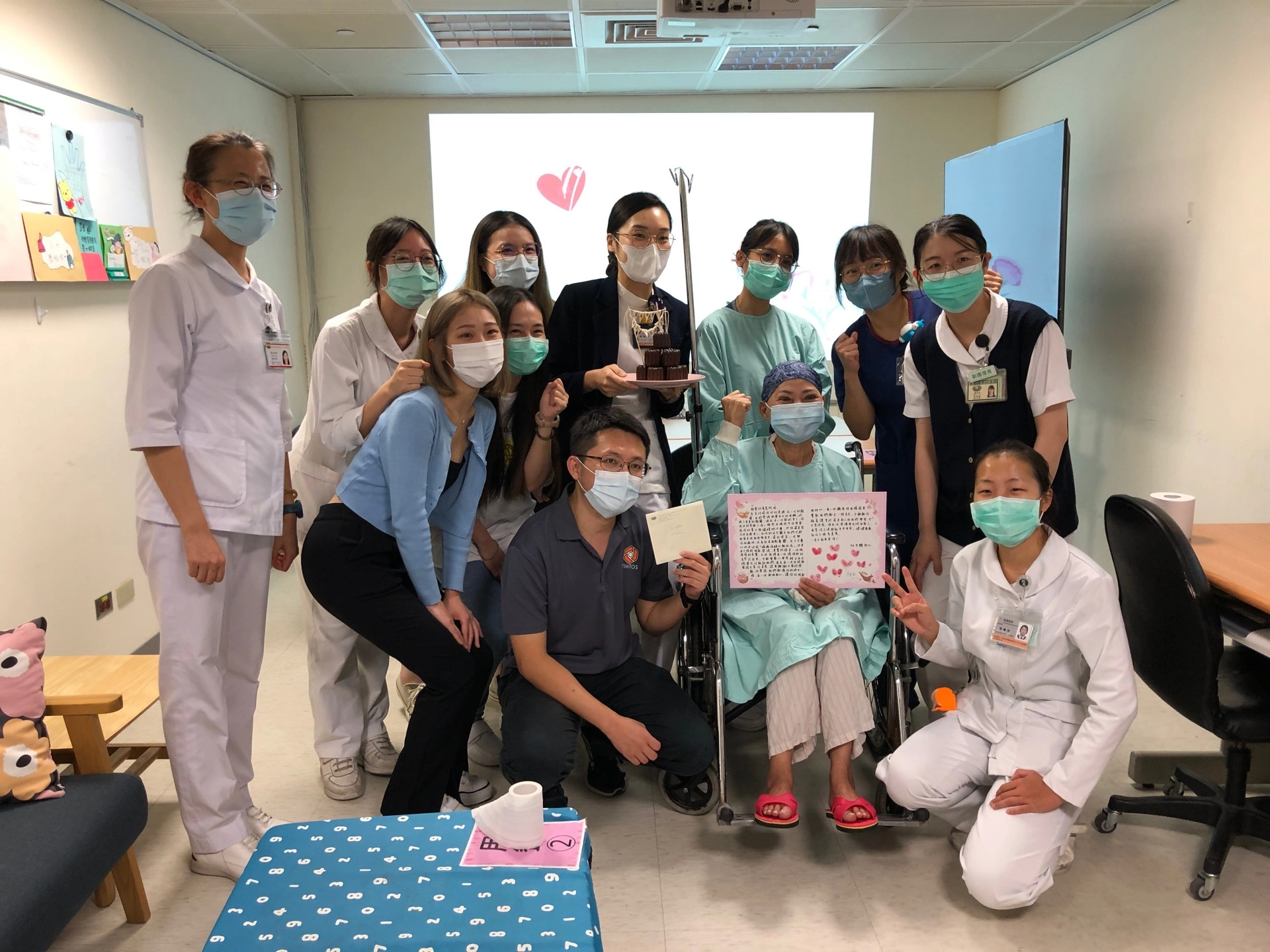 賴女士生命重生，兒子(中)陪伴在旁，他們與骨髓移植病房團隊與合影留念。