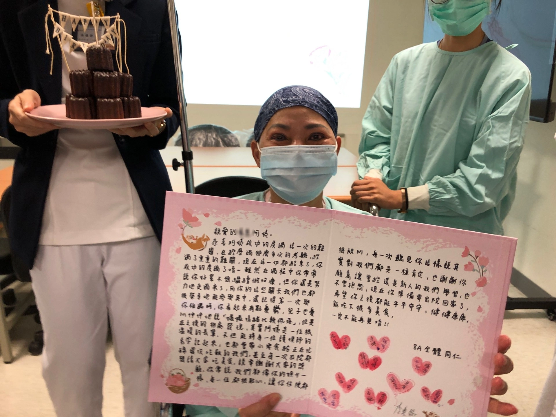 賴女士開心拿著骨髓移植病房團隊給他的卡片。
