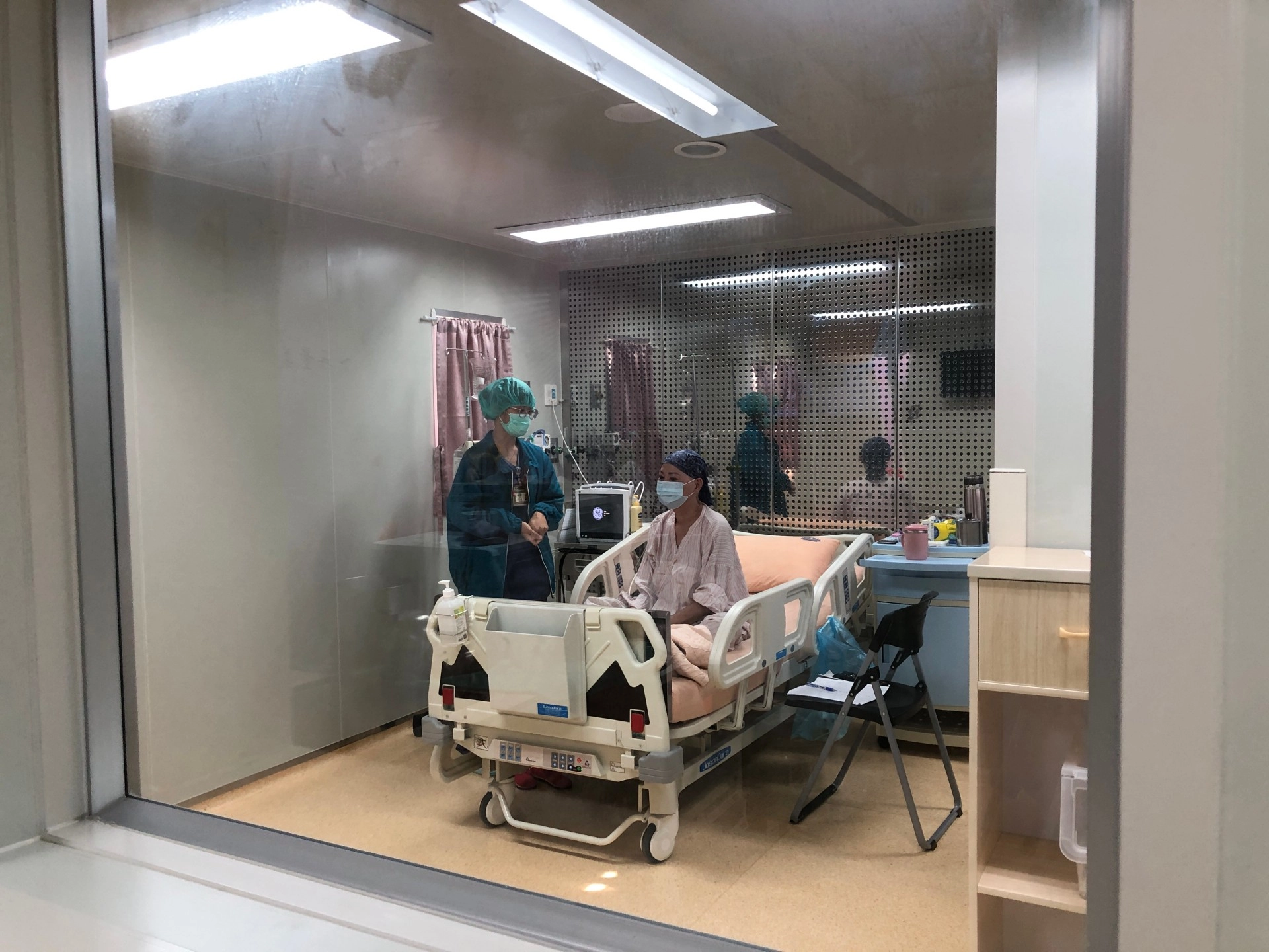 骨髓移植病房團隊關心賴女士休養情形。