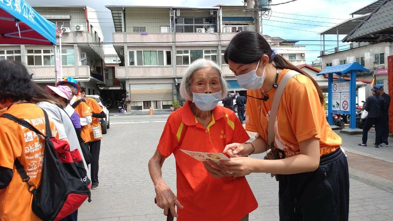 花蓮慈院失智共照中心個案管理師王可潔機動式為長者解說大腦篩檢結果，提供相關保健諮詢。