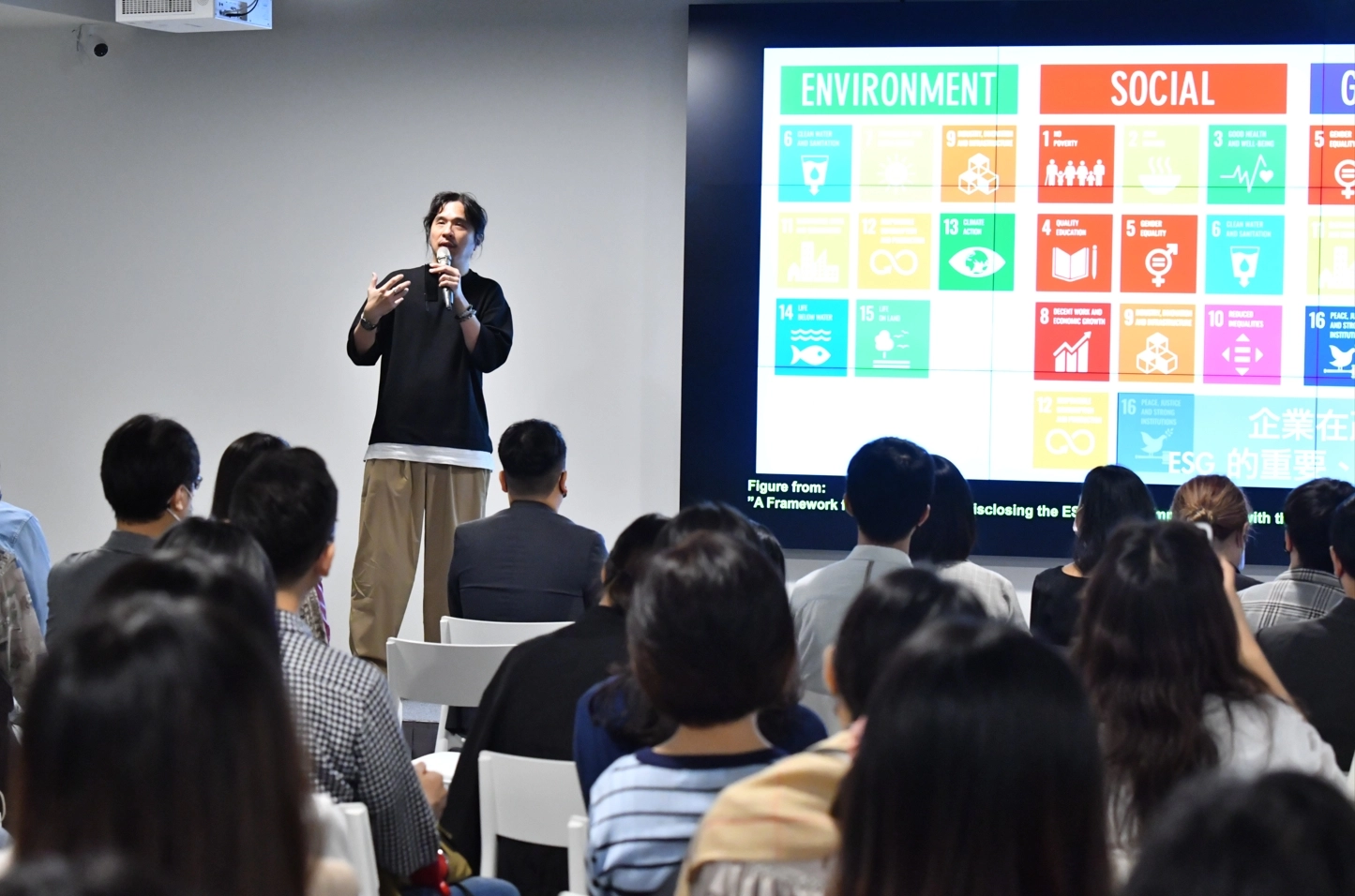 葉丙成教授認為，永續是當今重要議題，商業宣傳要更重視ESG(環境保護、社會責任、公司治理)，凸顯企業對地球永續所作出的努力。