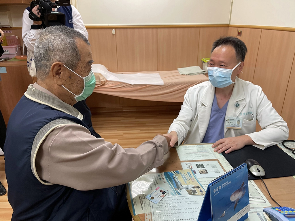 病人復原狀況良好，余榮敏醫師握手道恭喜。
