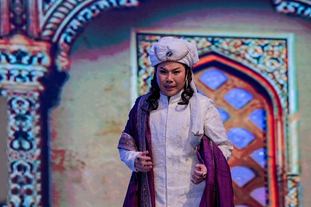 唐美雲飾演龍樹菩薩全身印度風。