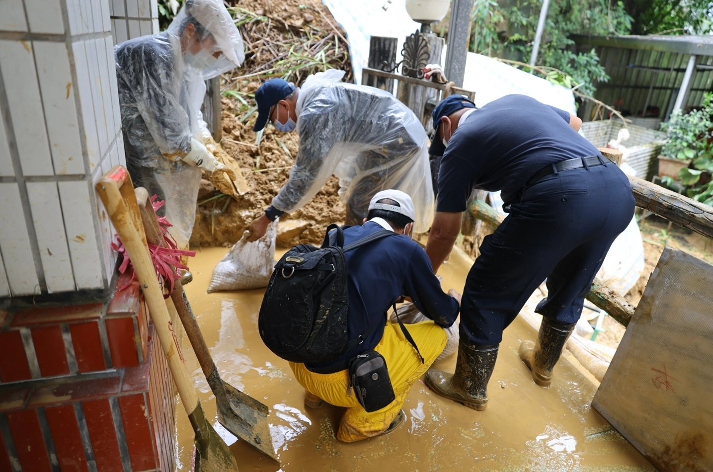 大雨泥流毀家園、志工清掃助復原。