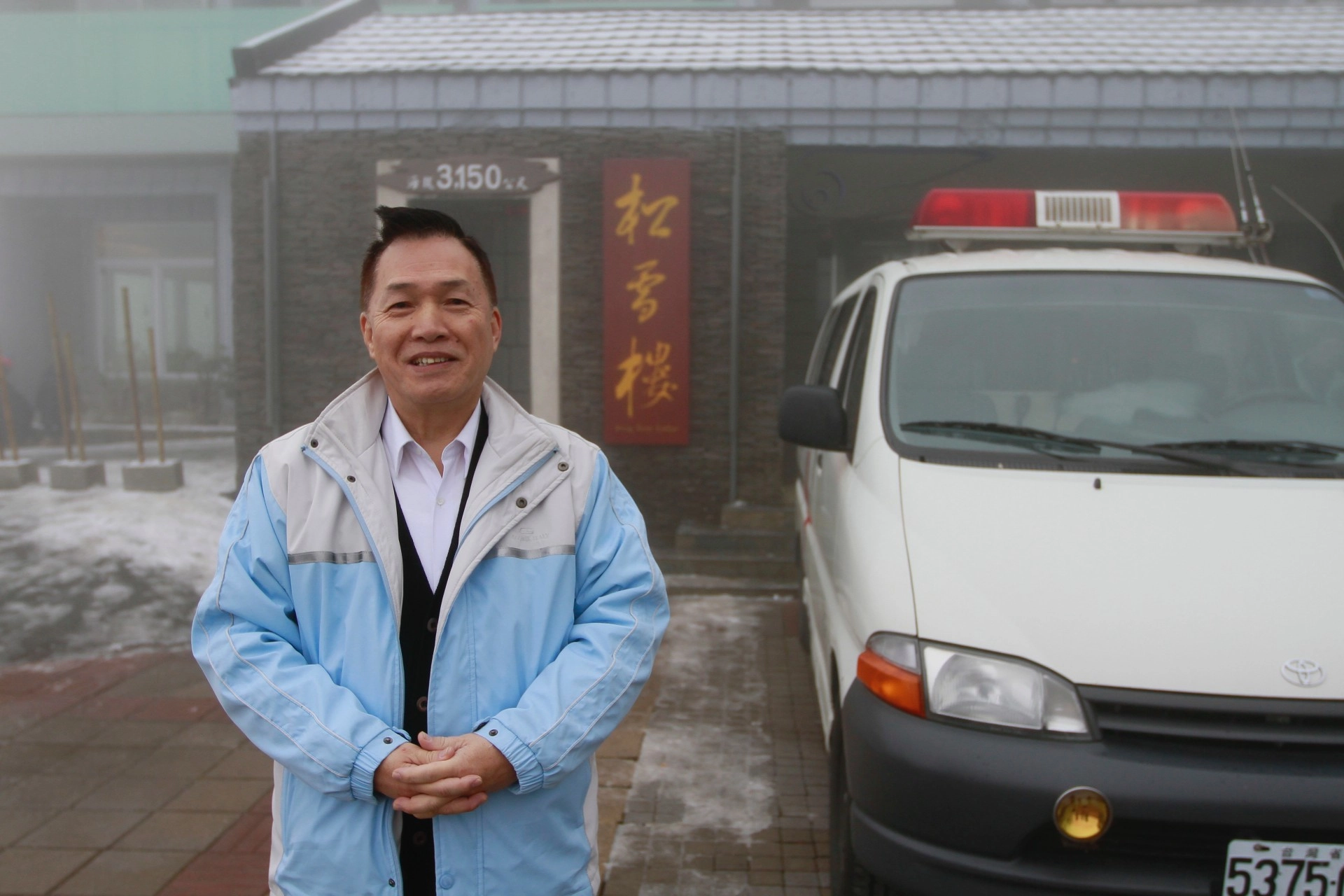 合歡山雪季醫療開始的最初幾年，胡勝川靠著個人人脈「拉隊伍」，有好幾年都是妻兒陪他在合歡山上吃年夜飯；雖然辛苦，但只要能救人一命，他表示「非常值得，也對得起身為醫師的使命」。