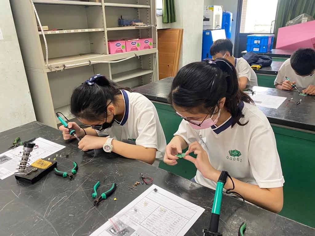 電機電子群的同學，聚精會神於電路板製作。