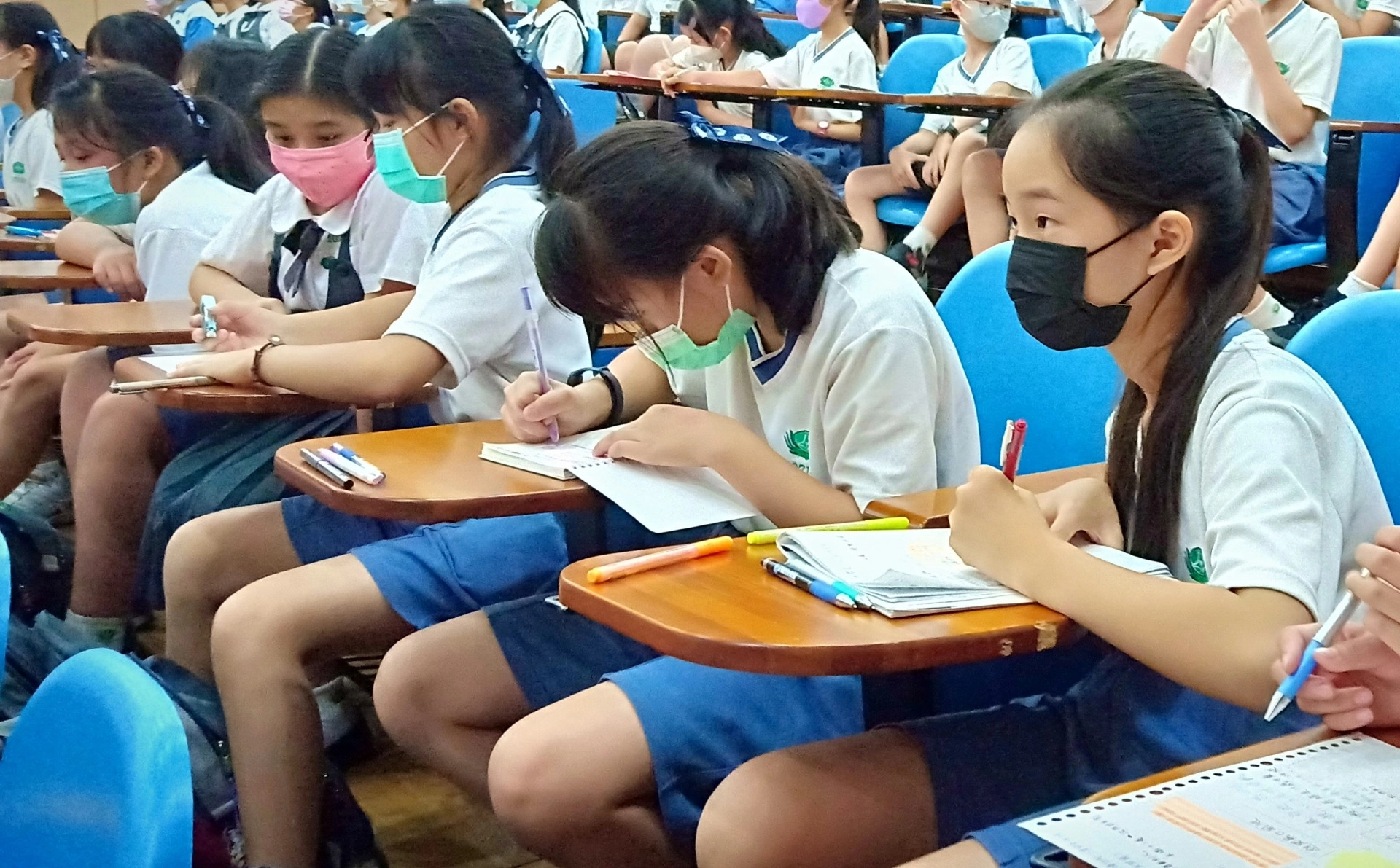 學生用心學習，認真摘錄重點。