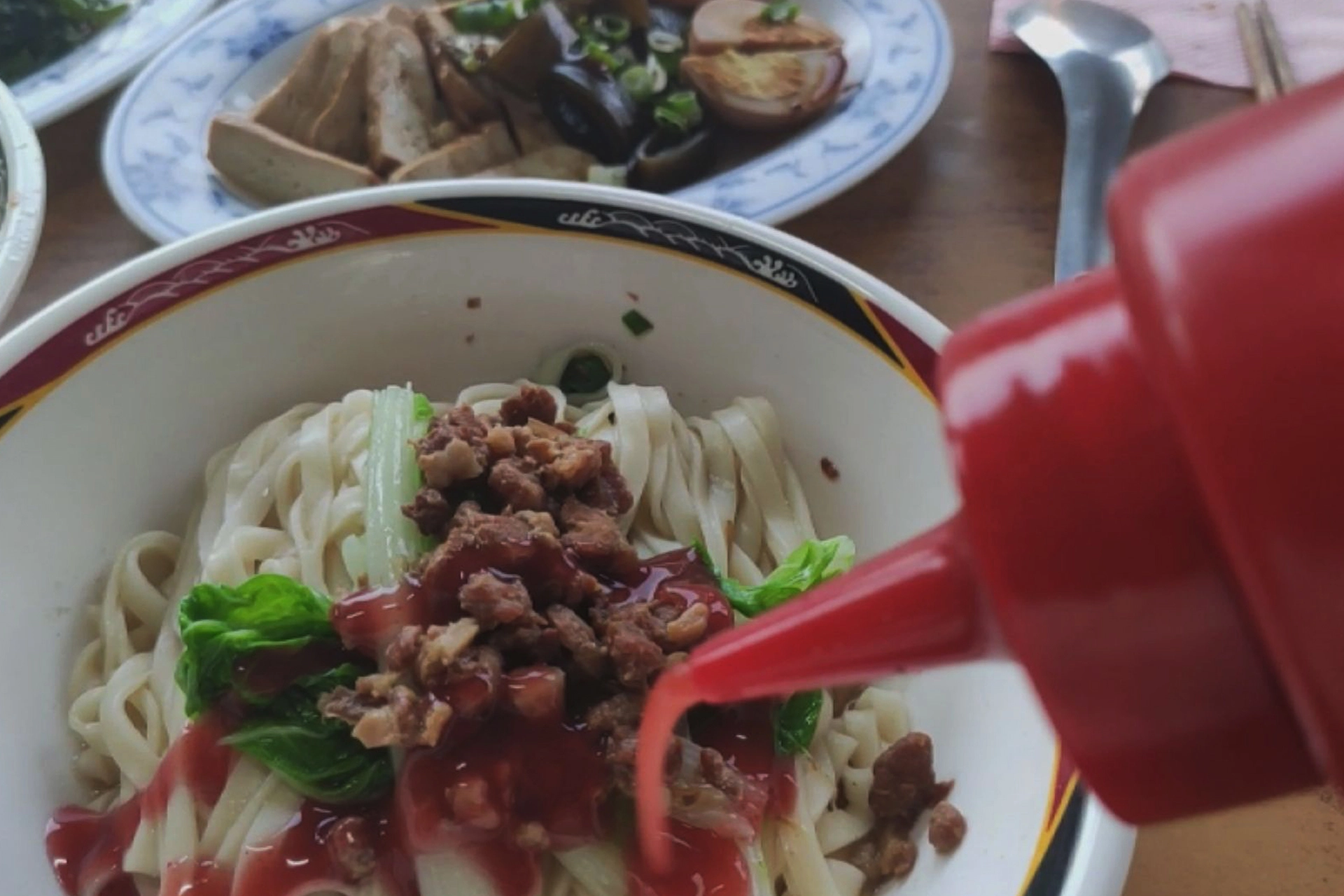 調味醬汁雖然可以提升食物美味，但要注意添加份量，才能避免鹽分攝取過量。
