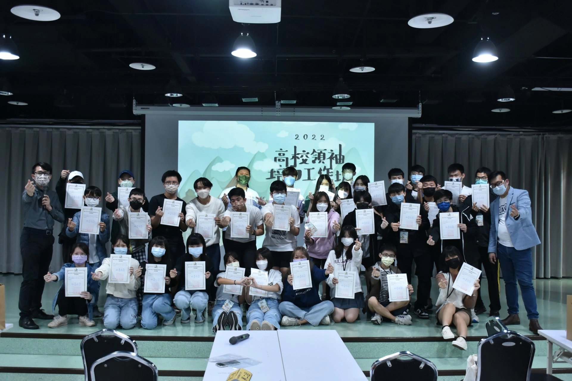 終於拿到結訓證書的辛苦學員們