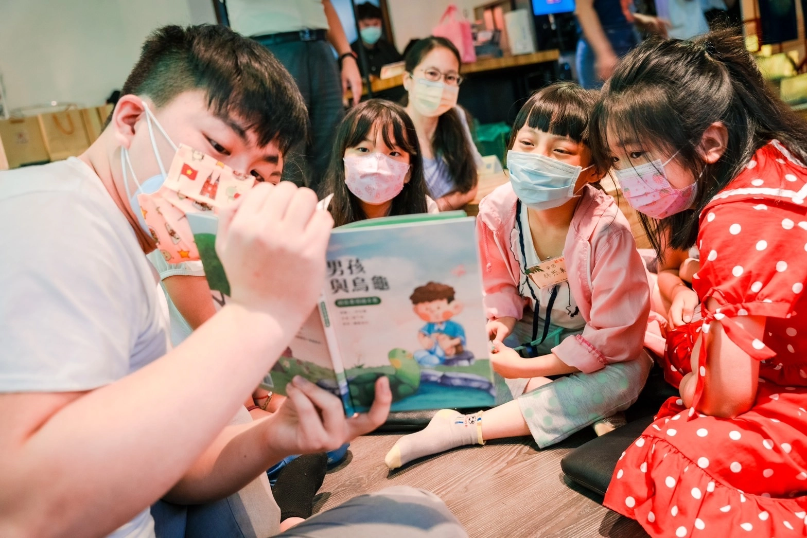 李如寶製作的繪本「男孩與烏龜」受到小朋友歡迎。