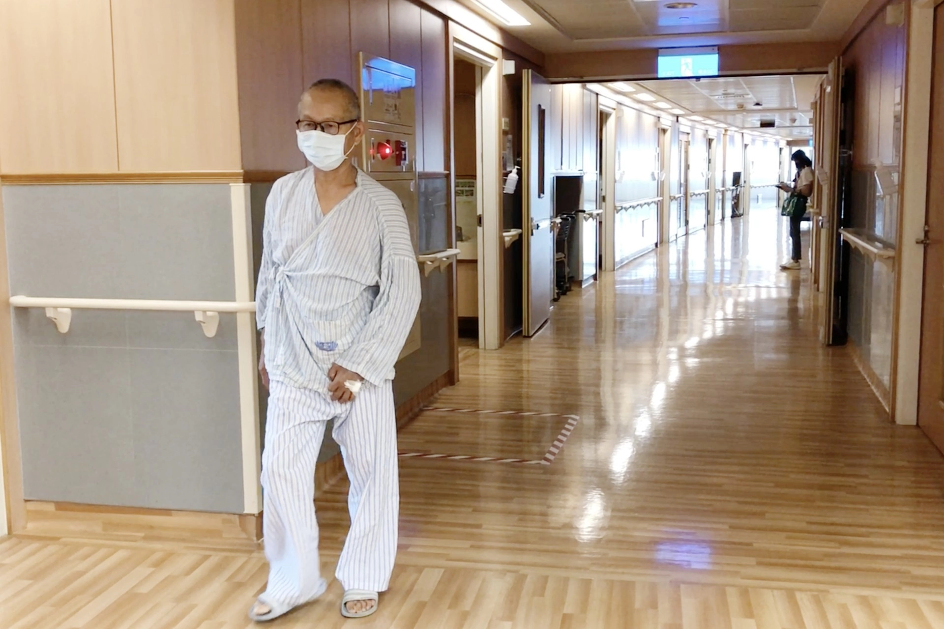 賴先生住院期間天天走路復健，腳步比治療前更加穩定。