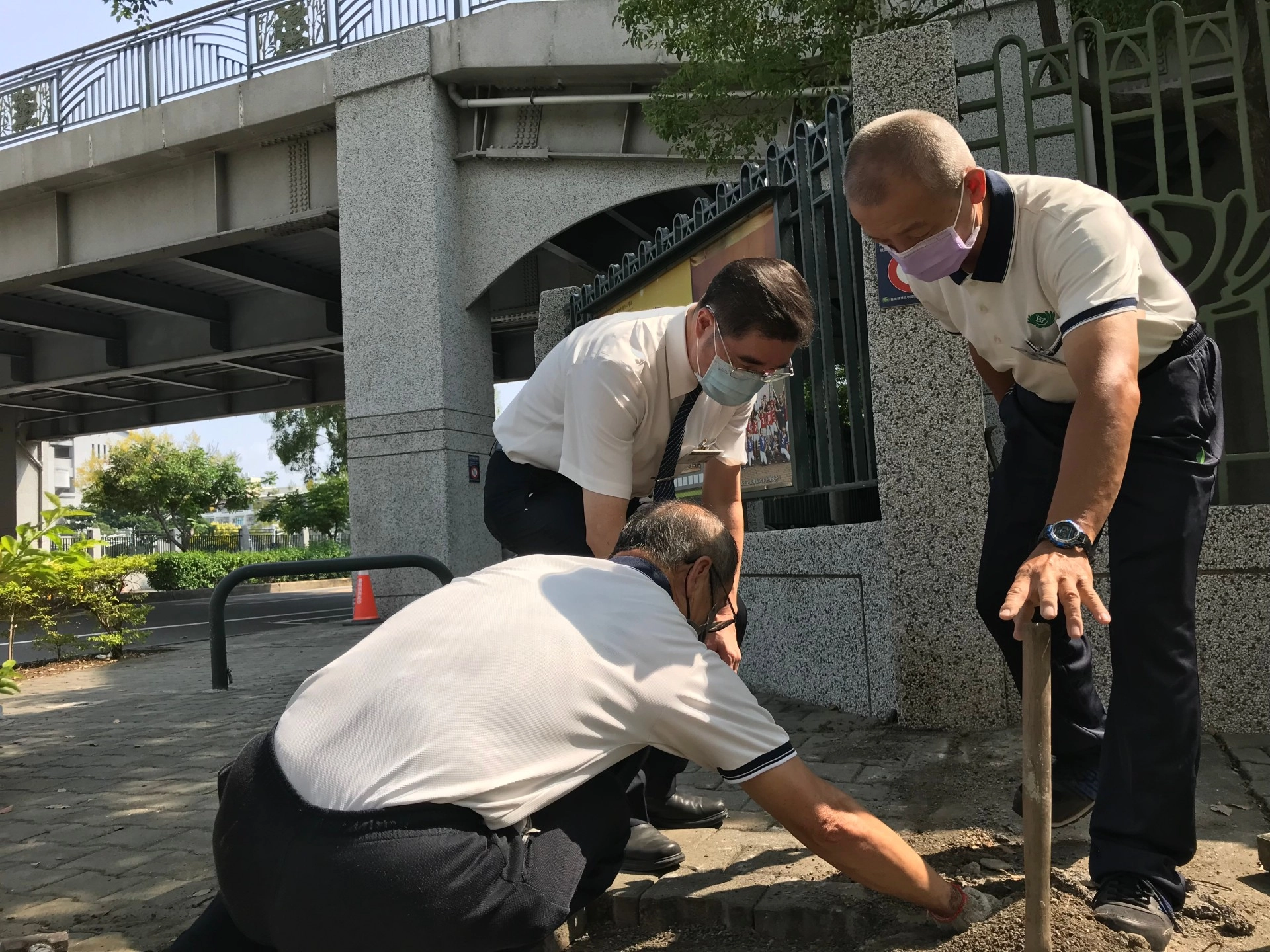 近期國小部校區外圍人行道因頻繁地震導致連鎖磚攏起，總務處同仁協助修繕提供里民安全的行走空間。