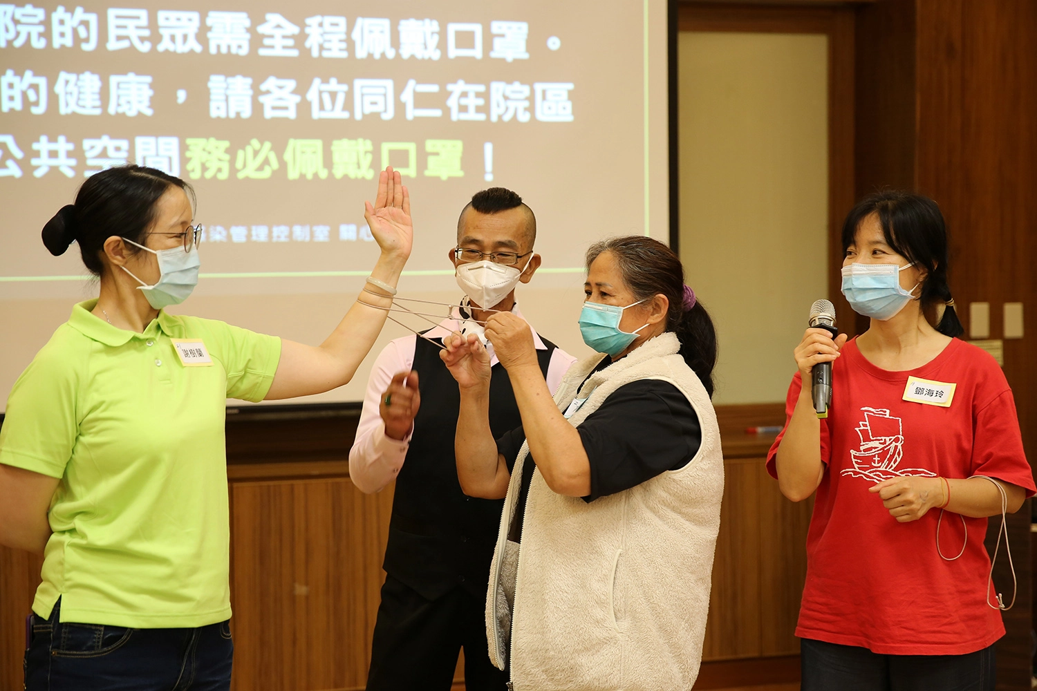 病友余先生(左二)是位魔術師，在病友會現場教眾人變魔術的技巧。