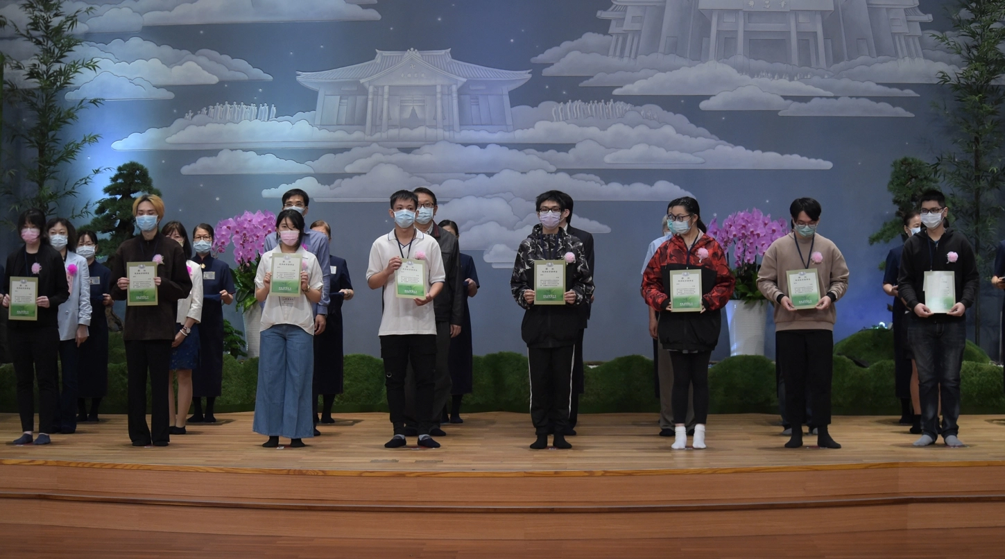 10月29日慈濟板橋志業園區共頒發兩百一十五個獎項，各獎區分為學習領域獎、進步獎、孝悌獎、特殊表現獎以及全勤獎。