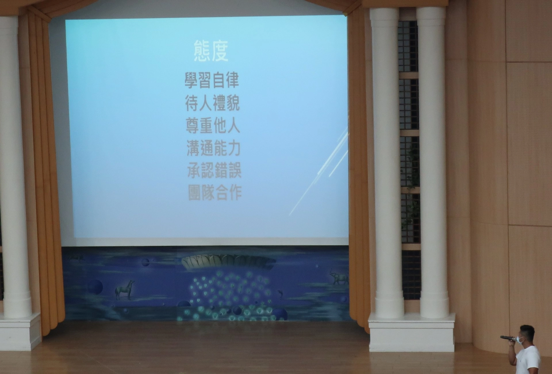 陳教練跟同學說明態度的重要性。
