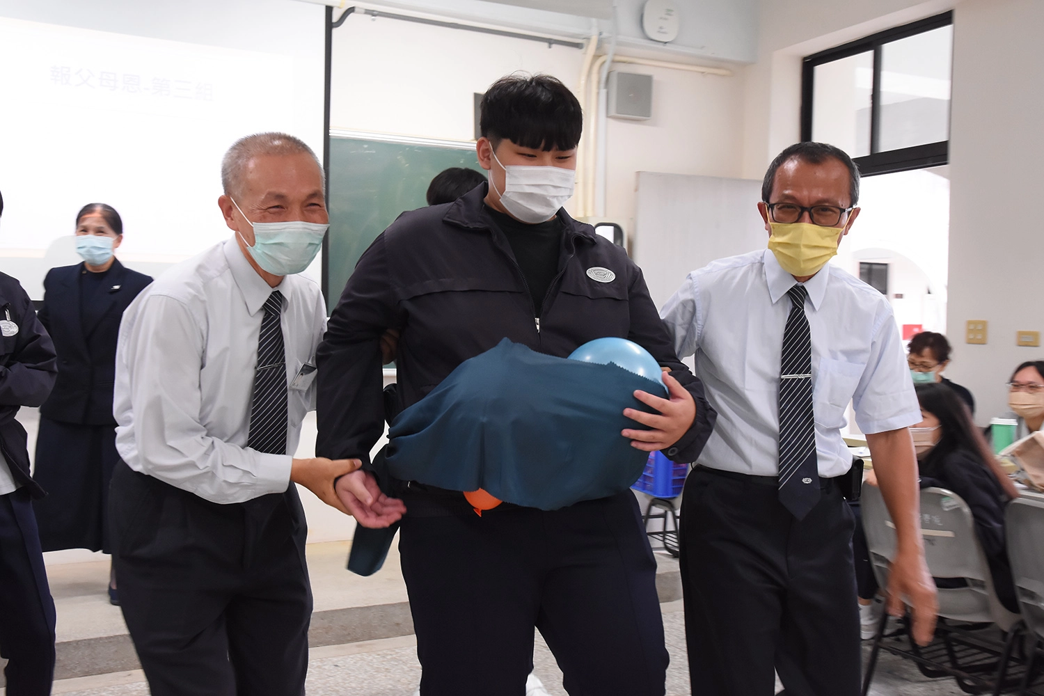 學生扶著「雙胞胎」難以行動，還得出動「保鏢」攙扶。